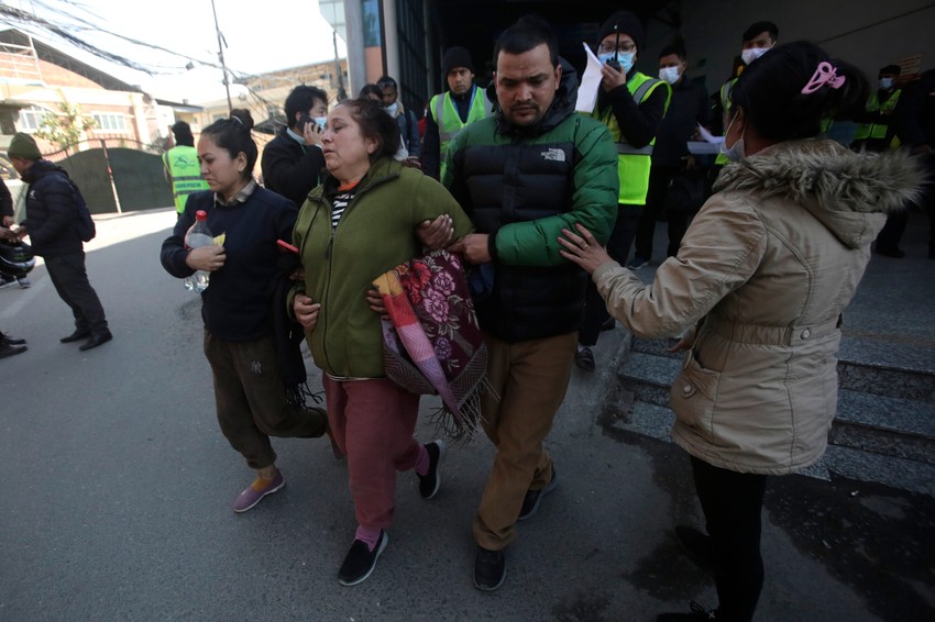 Rođaci putnika aviona koji se srušio u Nepalu na aerodromu u Katmanduu