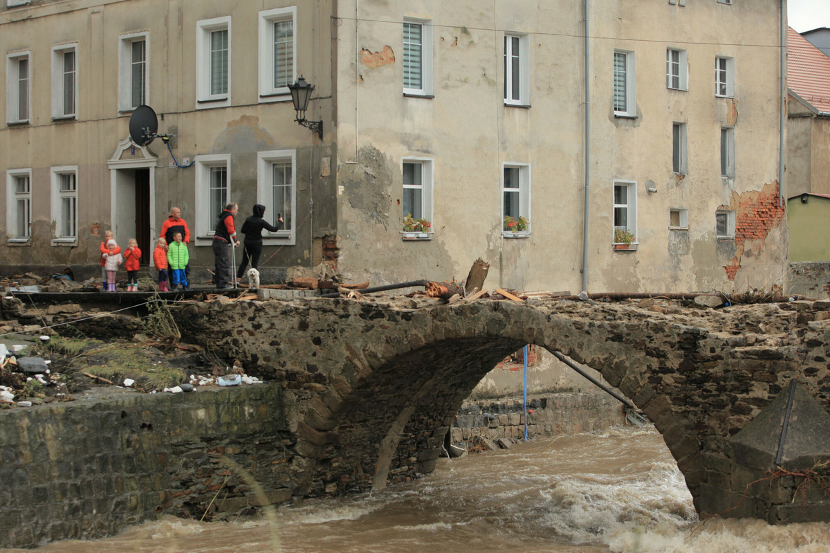 Szybkie wypłaty dla powodzian i strażaków. Prezes PZU Życie mówi, jak z nich skorzystać