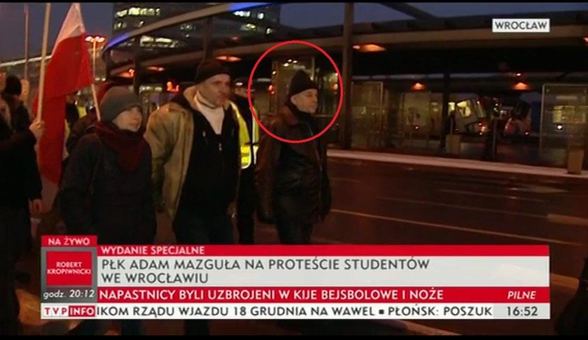 PRL-owski pułkownik protestuje ze studentami! Internauci kpią