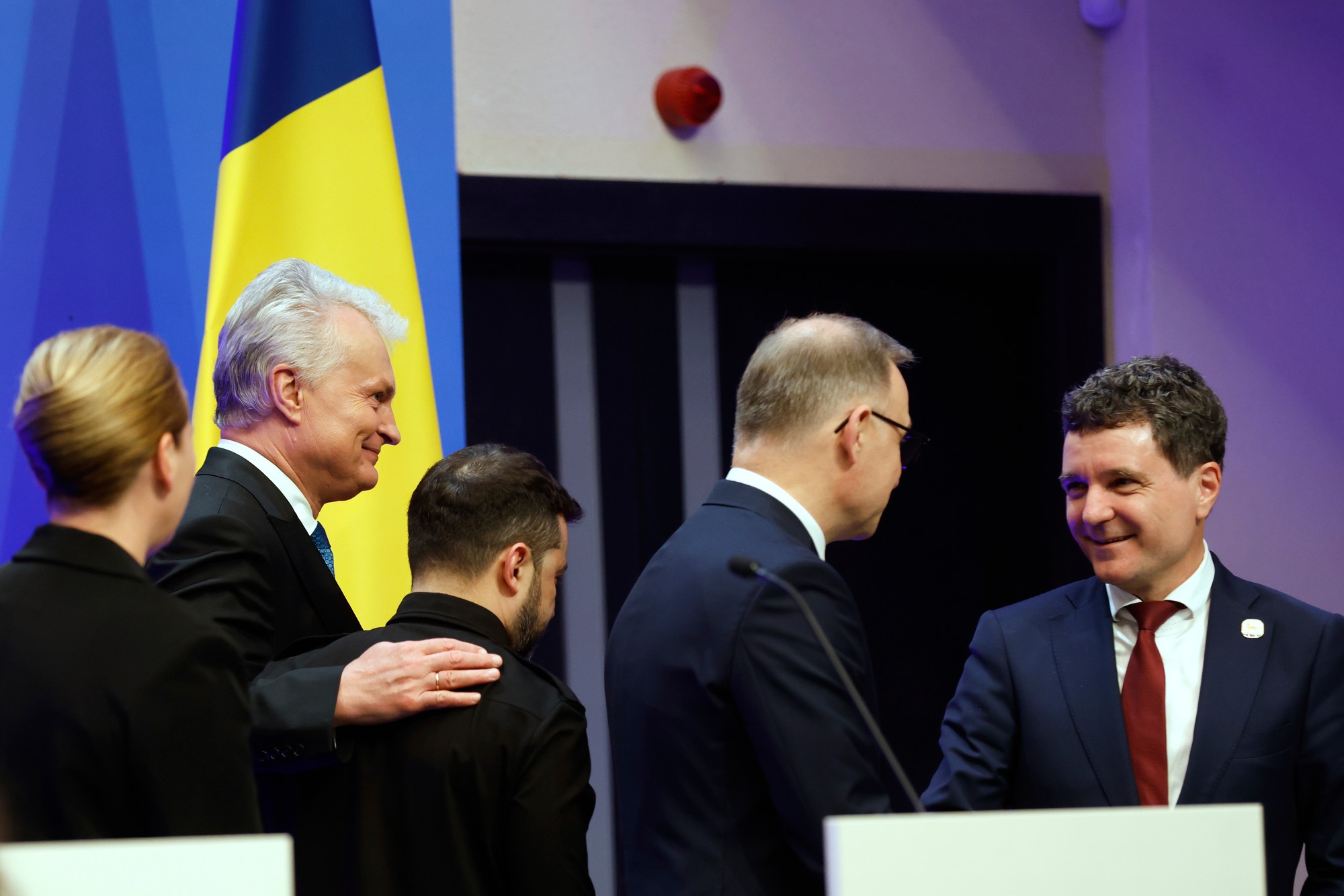 Zľava dánska premiérka Mette Frederiksenová, litovský prezident Gitanas Nauseda, ukrajinský prezident Volodymyr Zelenskyj, poľský prezident Andrzej Duda a rumunský prezident Nicusor Dan.