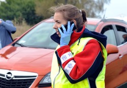 Co robi Polak, kiedy widzi wypadek drogowy? Prawda jest straszna