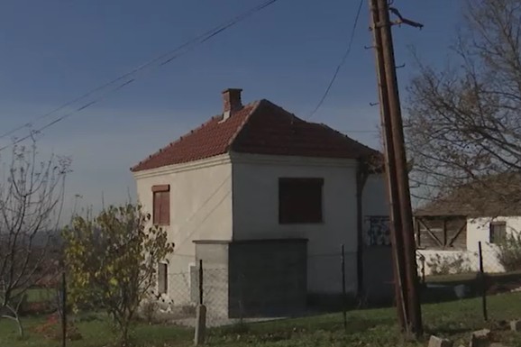 "NOĆU JE RIZIK SPAVATI!" U ovu "maleroznu" kuću u Beogradu vozila NON-STOP ULEĆU: Ruše ogradu, zidovi su ispucali, ljudi u STRAHU (FOTO)