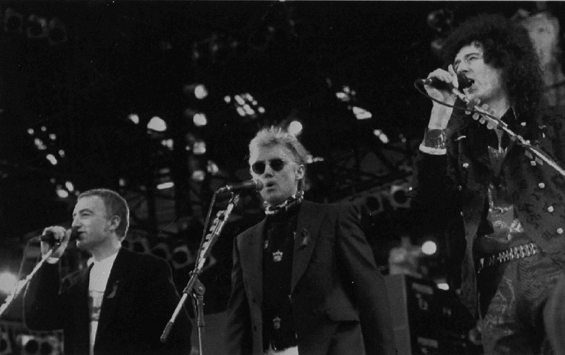 John Deacon (na zdjeciu z Rogerem Taylorem i Brianem May'em)