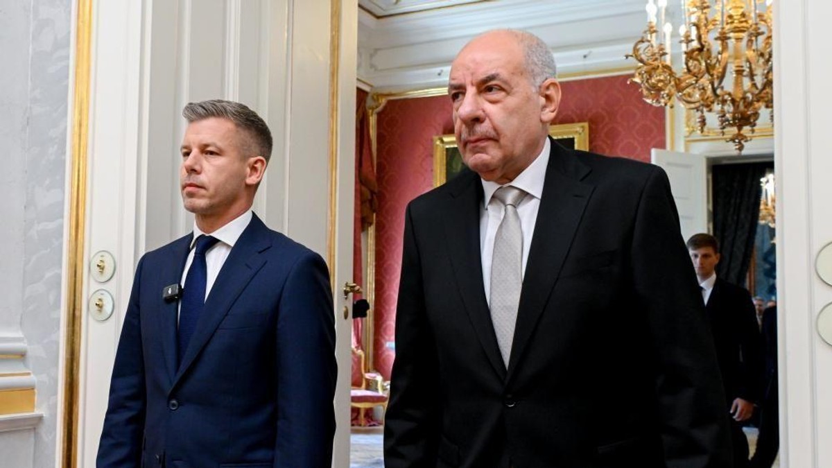Od pobede na izborima i smene vlasti Viktora Orbana, novi mađarski premijer Peter Mađar više je puta pozivao Tamaša Šujoka da se povuče, što ovaj odbija | Foto: EPA