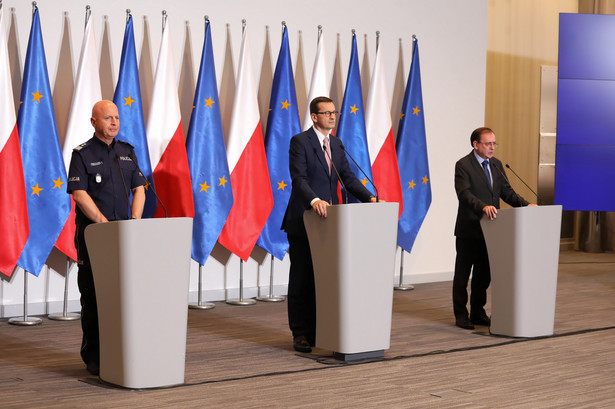 Warszawa, 16.09.2020. Premier Mateusz Morawiecki (C), minister spraw wewnętrznych i administracji Mariusz Kamiński (P) i komendant główny Policji Jarosław Szymczyk (L) podczas konferencji prasowej w siedzibie MSWiA w Warszawie, 16 bm. Tematem konferencji było bezpieczeństwo funkcjonariuszy w kontekście ostatnich wydarzeń w Pastuchowie. (aldg) PAP/Tomasz Gzell