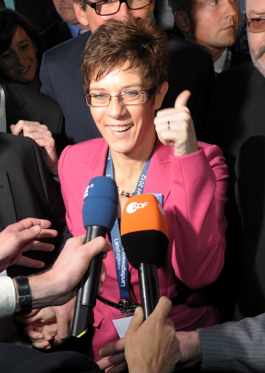 Kandidatkinja Hrišćansko-demokratske unije Annegret Kramp-Karenbauer proslavlja pobedu na izborima u pokrajini Sar