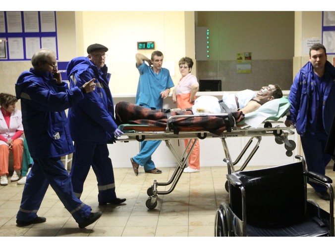 Służby ratunkowe pomagają rannym