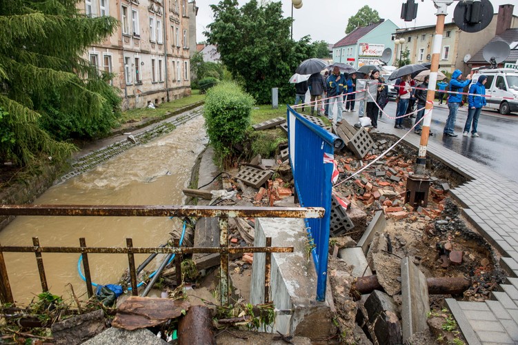 Wezbrany potok i ulewne deszcze podmywają Głuchołazy