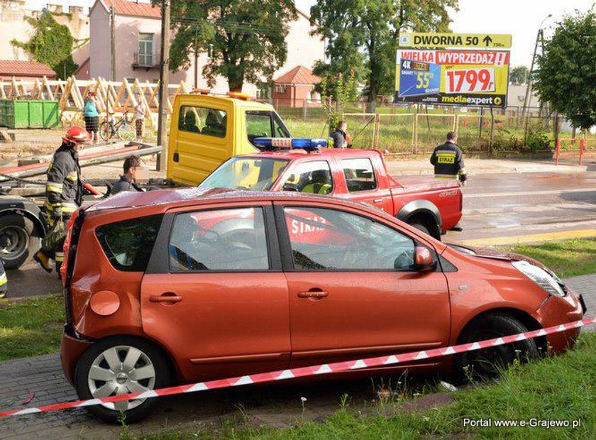 Karambol przy przejeździe kolejowym. Są ranni