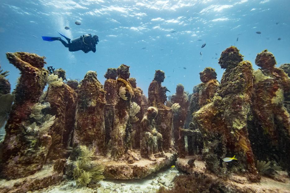 Isla Mujeres partjainál állnak a tenger mélyén ezek a figurák, Jason deCaires Taylor angol szobrász munkái. Remélik, hamarosan mesterséges zátonyként állatok és növények lakhelye lesz /Fotó: GettyImages 