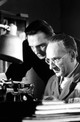 1993: Schindler listája. Talán senkinek nem kell bemutatni, hiszen egy alapmű. Ha mégsem láttad, érdemes azonnal pótolni, mert hidd el, sokkal gazdagabb lesz tőle az életed. Az A-listás színészek, Liam Neeson és Ralph Fiennes neve már önmagában garancia a sikerre, hát még a történet, amely a holokauszt idejében játszódik, és igaz történeten alapul.