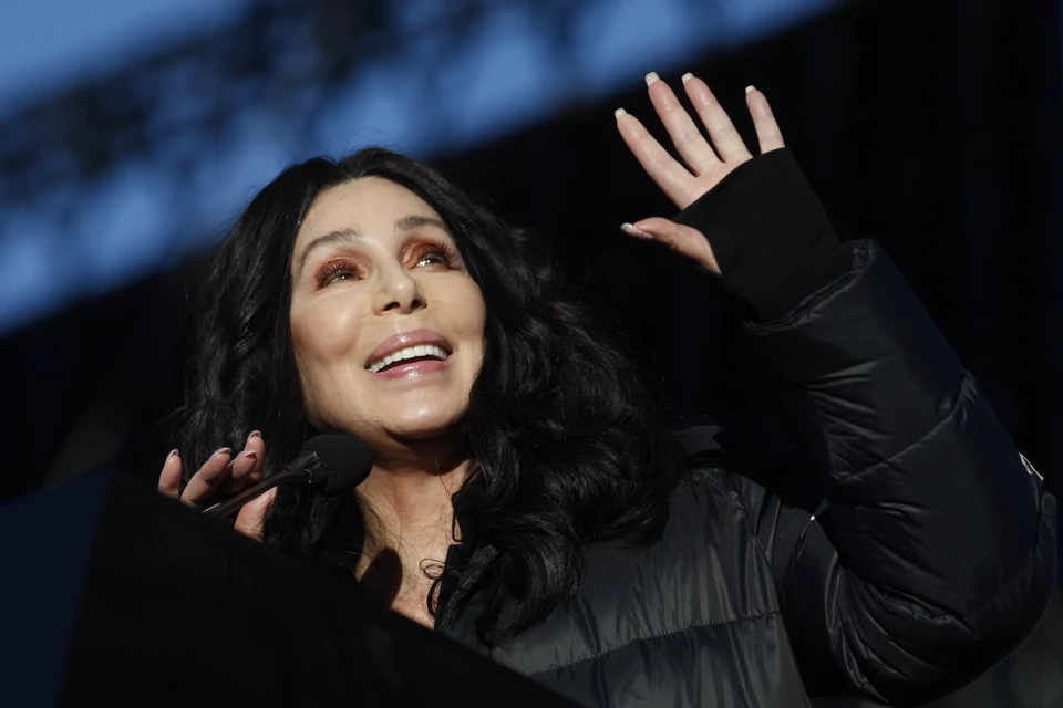 Cher jest filantropką i aktywistką. Pokazuje się na demonstracjach i marszach oraz publicznie krytykuje politykę Donalda Trumpa. 
