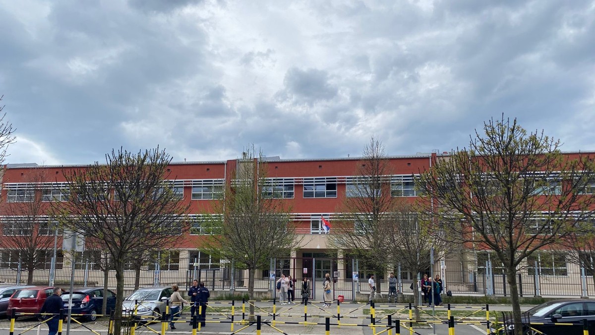 Dojava o bombi u OŠ "Dragan Lukić" na Novom Beogradu, deca hitno evakuisana