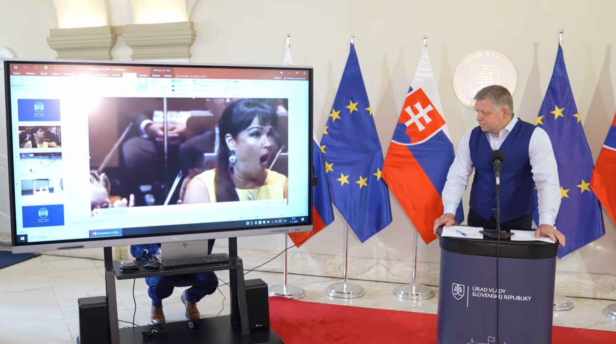 Fico na tlačovke púšťal videá - malo ísť o rôzne druhy umenia.