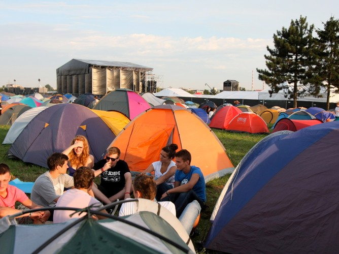 Uczestnicy festiwalu na polu namiotowym