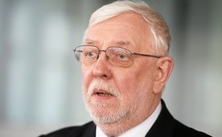 Były prezes TK mówi o 'obłędzie smoleńskim' i dodaje: Władza wisi na cienkim włosku, tym włoskiem jest Macierewicz