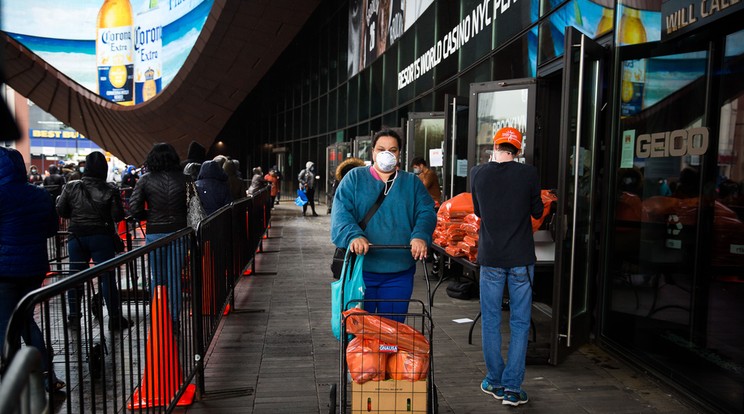 New Yorkban meghosszabbítják a kijárási korlátozást, több amerikai tagállam megkezdte a mindennapi élet újraindítást. /Fotó:NorthFoto