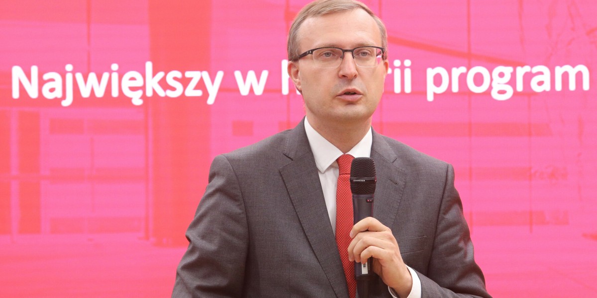 "W Europie mamy paszporty covidowe dla zaszczepionych, ozdrowieńców czy osób po testach, aby ludzie mogli normalnie funkcjonować. Wiadomo, że wirus jest z nami i pozostanie, ale warto się przygotować do w miarę normalnego życia z nim. Szczególnie poprzez szczepienia. Wszystko po to, abyśmy jesienią nie mieli kolejnych lockdownów" – mówi prezes PFR.