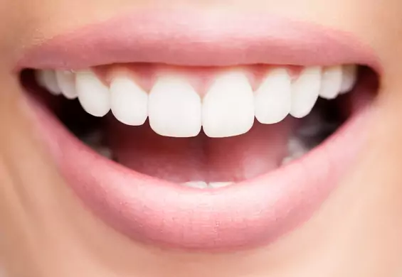 Sprawdzone sposoby na idealnie białe zęby 