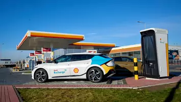 Shell z nowymi ładowarkami, dostępem do hubów ładowania i nową stacją tankowania gazu LNG