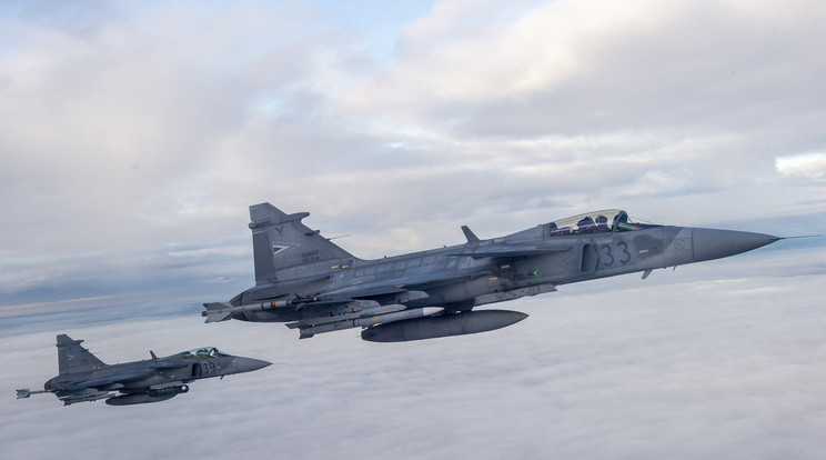 A képen a Magyar Honvédség JAS 39 Gripen típusú vadászrepülőgépei gyakorló elfogást hajtanak végre Litvánia légterében 2022. szeptember 21-én / Fotó: MTI Ujvári Sándor