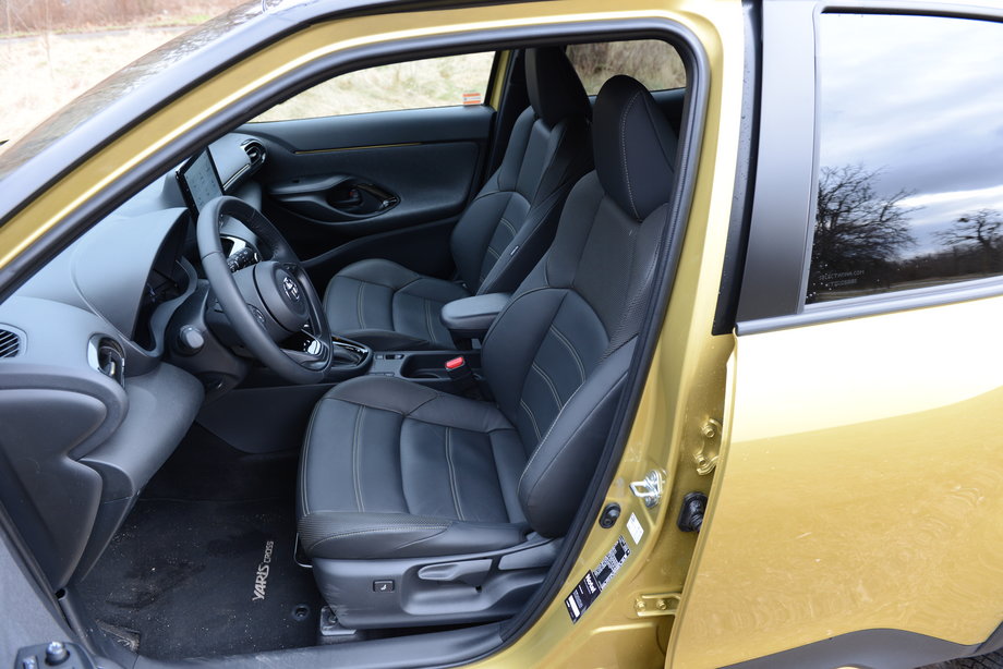 Toyota Yaris Cross ma na pokładzie wygodne fotele - z przodu każdy znajdzie komfortową pozycję.