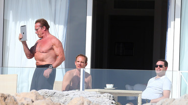 Półnagi Arnold Schwarzenegger robi sobie "słit focię"
