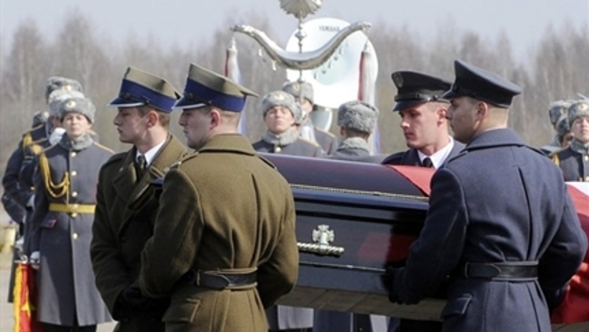 Tragicznie zmarłego w katastrofie pod Smoleńskiem prezydenta Lecha Kaczyńskiego upamiętnił obelisk z granitową płytą, który stanął na Rynku Maślanym w mieście Skórcz w województwie pomorskim - podała "Polska Dziennik Bałtycki".