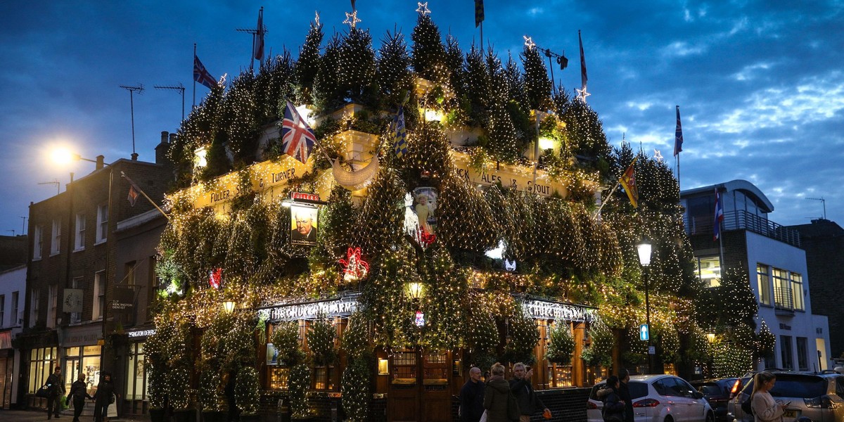 Pub udekorowany w 90 choinek i 21 tysięcy lampek!