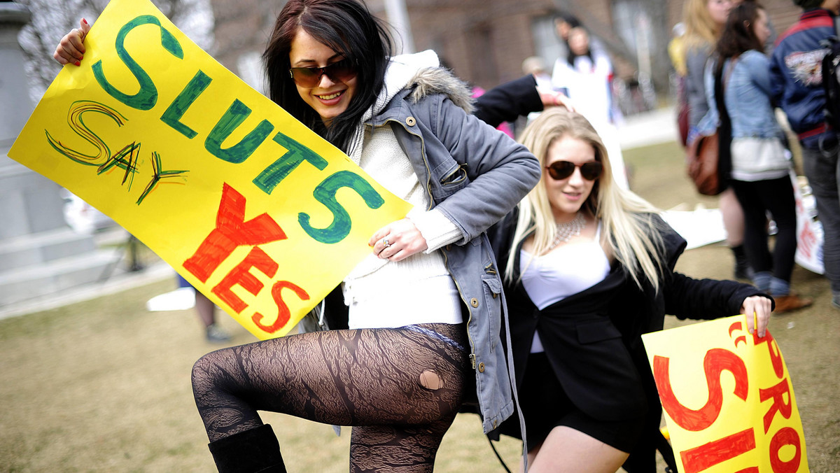 Tysiące kobiet wyjdzie w przyszłym miesiącu na brytyjskie ulice w pierwszym anty-seksistowskim "Marszu D****k" ("SlutWalks") - donosi Laura Roberts z Daily Telegraph.
