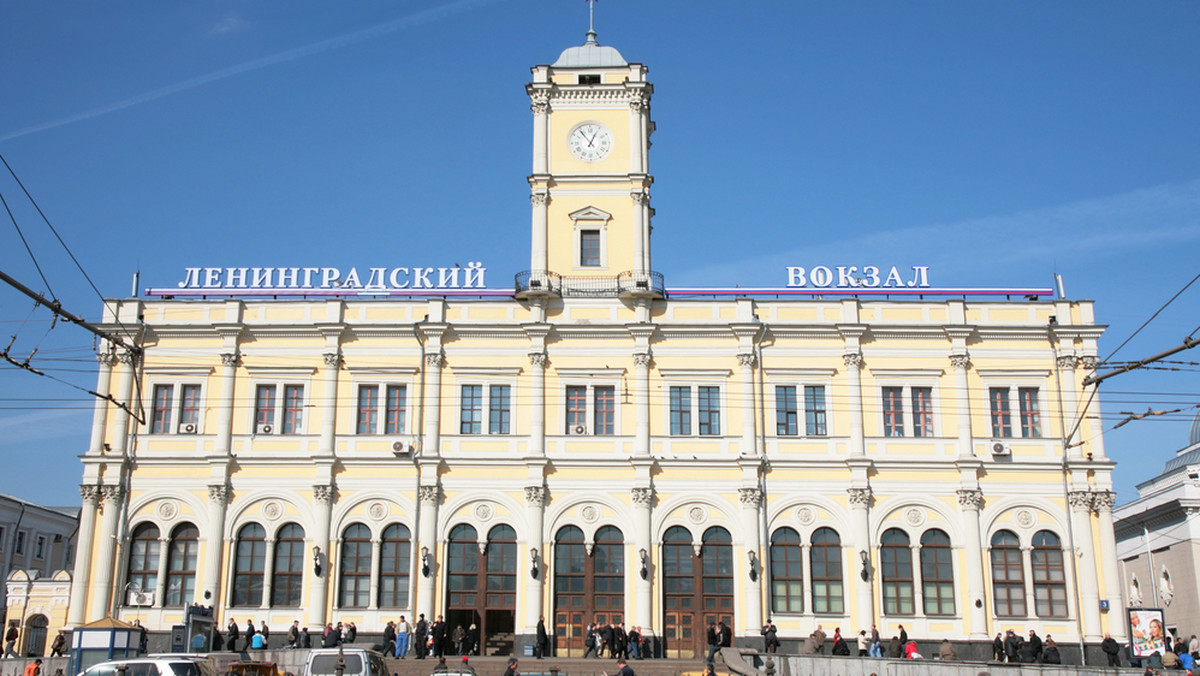 Niedzielny alarm bombowy na dworcach kolejowych w Moskwie, wywołany informacją o podłożeniu silnych ładunków wybuchowych, okazał się fałszywy; milicja niczego podejrzanego nie znalazła - poinformowały władze rosyjskich kolei.