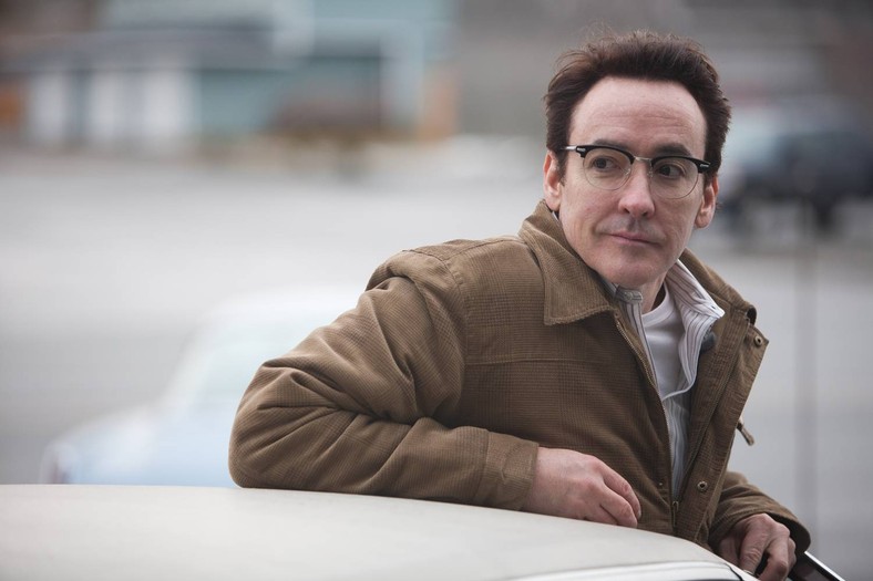 Kadr z filmu "Polowanie na łowcę". Na zdjęciu aktor John Cusack, odtwórca roli Roberta Hansena