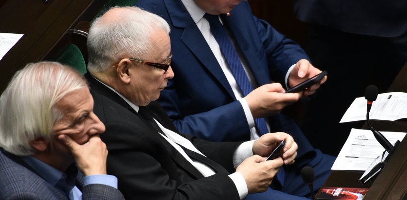 Jakiego telefonu używa Jarosław Kaczyński? Ma niezły model! [ZDJĘCIA]