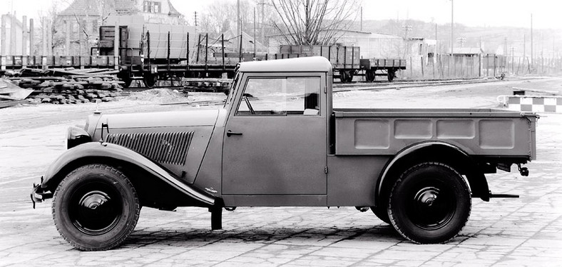 Mercedes-Benz E: historia gwiazdy klasy średniej wyższej (250 fotografii)