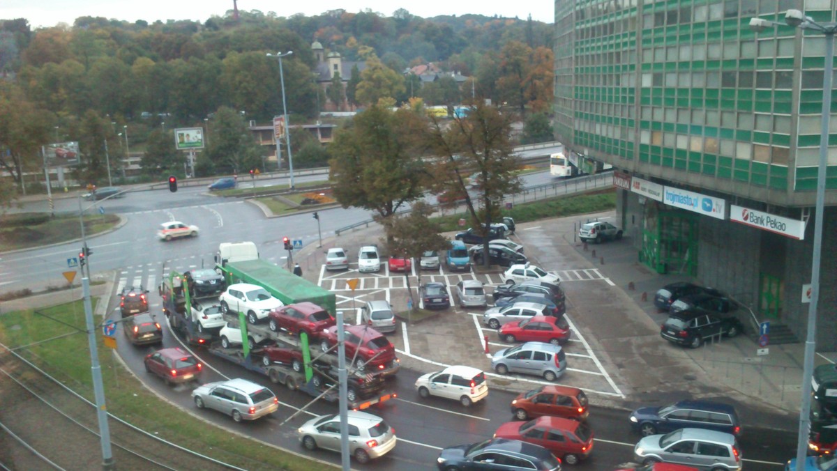 Już od piątku aż sześć gdańskich linii autobusowych jeździ inaczej w związku z budową ulicy Nowej Wałowej. Wynika to przede wszystkim ze zmian w ruchu drogowym w pobliżu tzw. "żółtego wiaduktu", który jeszcze w styczniu został całkowicie wyłączony z ruchu kołowego.