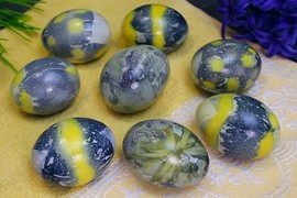 Ovo je NAJORGINALNIJI NAČIN FARBANJA JAJA: Evo kako da dobijete jedinstvene šare i MAGIČNE BOJE uz samo dva prirodna sastojka