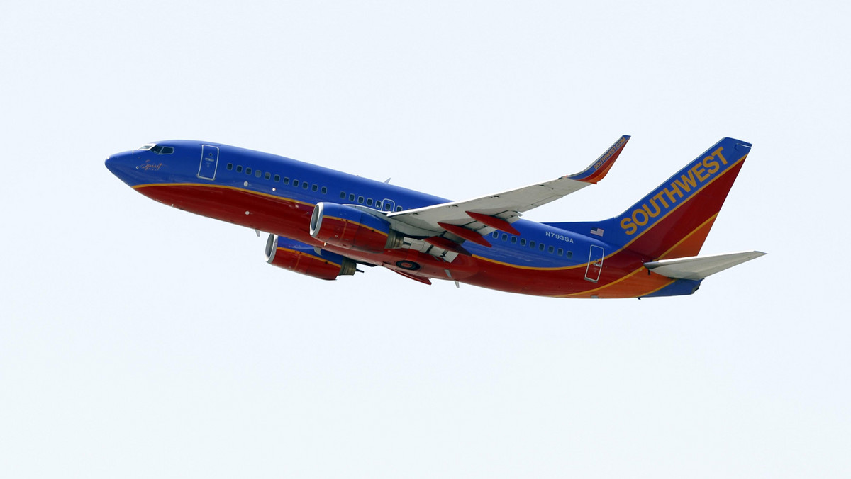 Producent dwusilnikowych odrzutowych samolotów pasażerskich Boeing 737 wyraził zaskoczenie faktem, że w należącej do amerykańskich linii lotniczych Southwest Airlines maszynie tego typu doszło w trakcie lotu do rozerwania poszycia kadłuba.