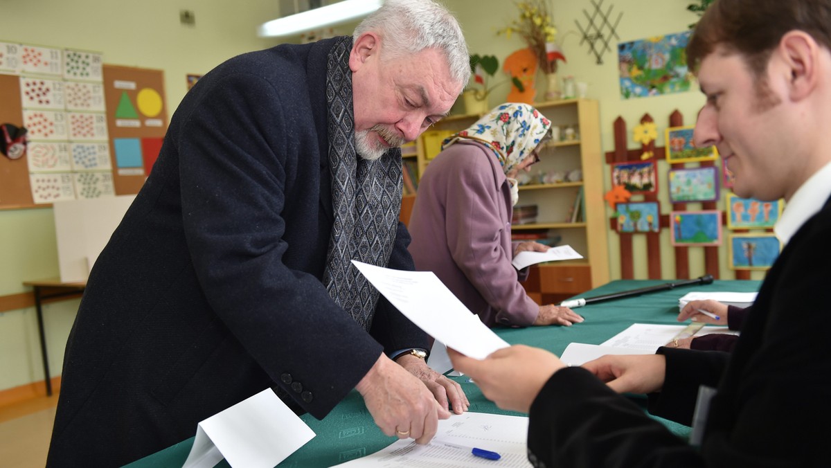 Według sondażu IPSOS najlepszy wynik w wyborach samorządowych osiągnęło Prawo i Sprawiedliwość: 31,5 procent, a PO 27,3 procent. Według sondażu exit poll, wykonanego na zlecenie "Gazety Krakowskiej" i "Dziennika Polskiego" druga tura wyborów prezydeckich odbędzie się w Krakowie, Tarnowie i Nowym Sączu. Kiedy jest szansa, że poznamy pozostałe wyniki?