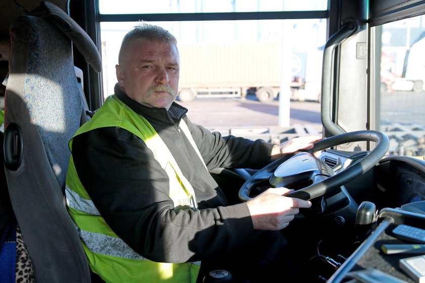 Kierowcy ciężarówek mają dość fatalnych warunków pracy, by dostać się do portu muszą czekać w kolejce. Warunki są skandaliczne. Nz. jeden z rozżalonych kierowców Tomasz Czarnecki