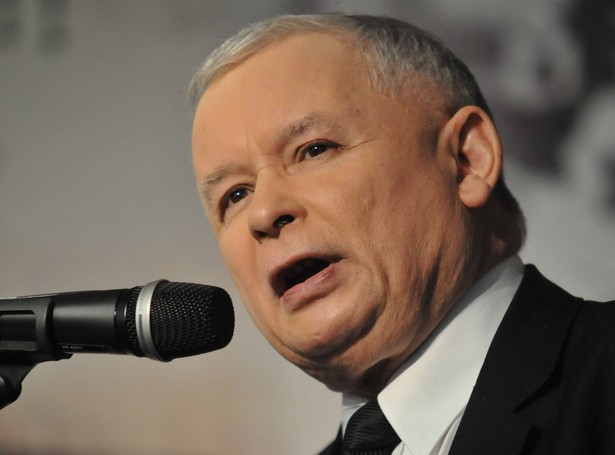 Jarosław Kaczyński przed Pałacem Prezydenckim