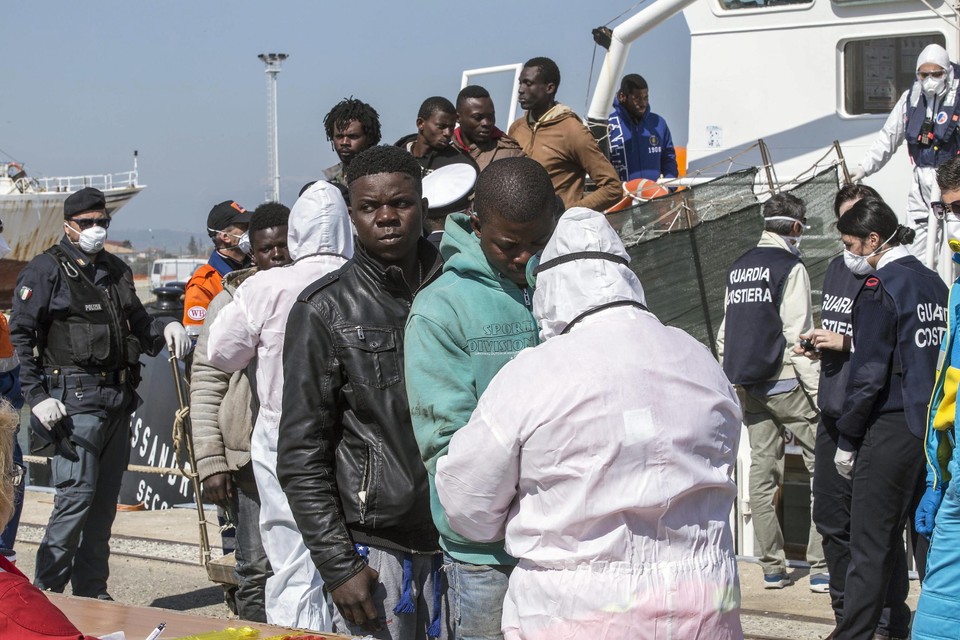 ITALY MIGRATION (110 migrants desembark in Corigliano)