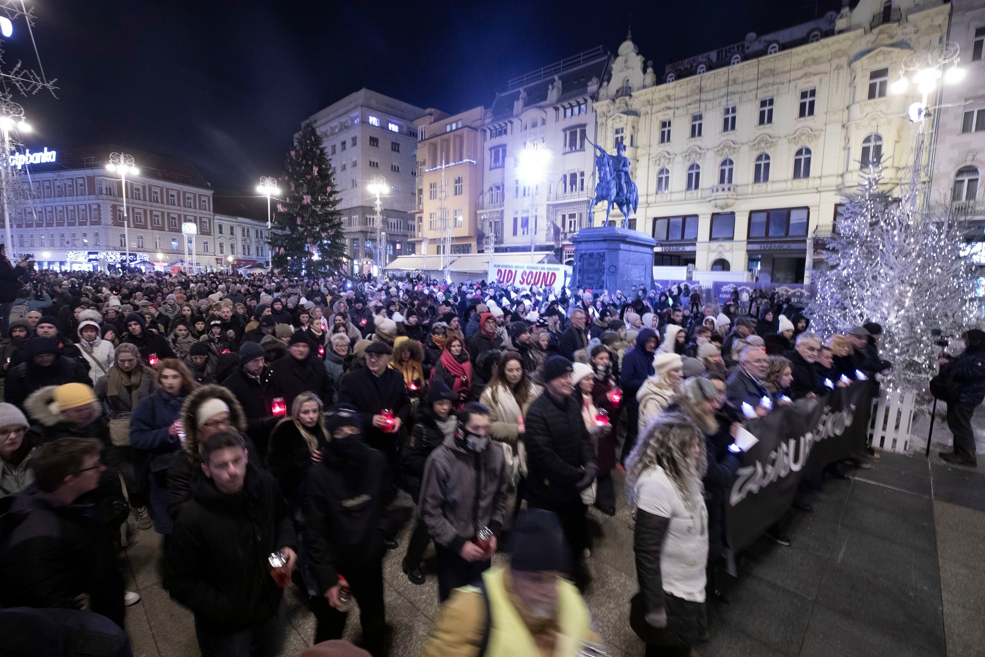 Stovky ľudí sa v pondelok večer v Záhrebe i ďalších mestách zúčastnili na tichom pochode za bezpečnejšie školy.