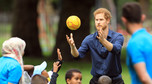 Książę Harry bawi się z dziećmi