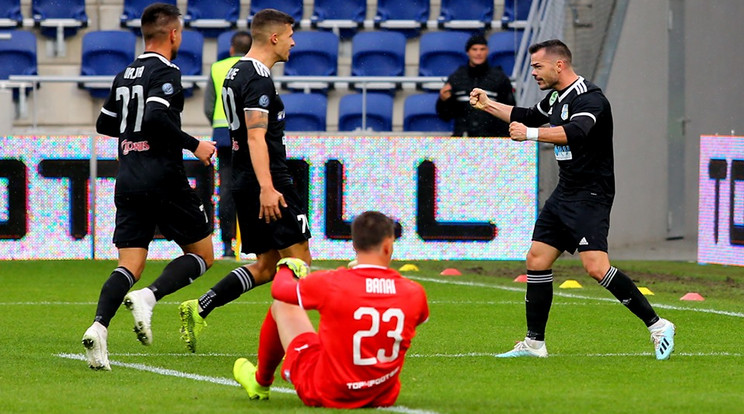 A kövesdi focisták idegenben megint nyertek, Banai Dávid, az Újpest kapusa (pirosban) kétszer nem tudott hárítani