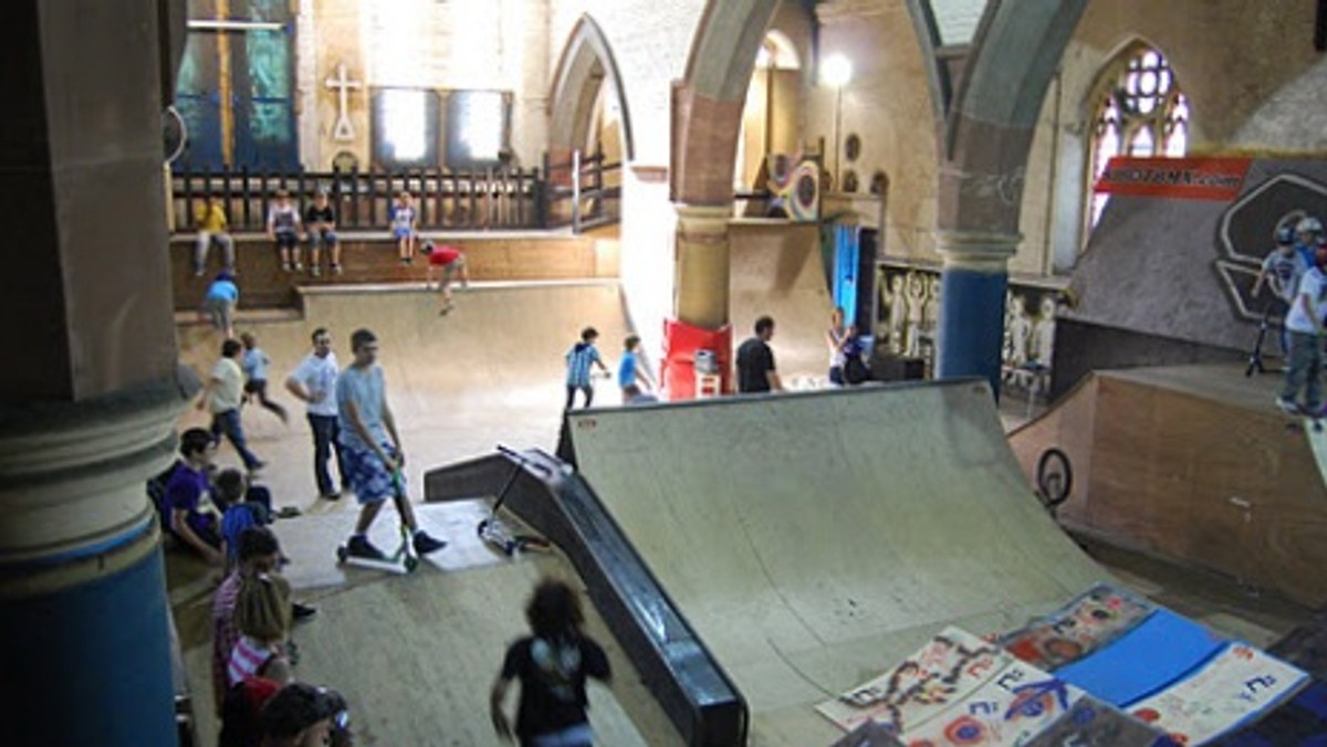 W miejscowości Caterham w Wielkiej Brytanii otwarto kilka lat temu pierwszy na świecie skatepark w budynku starego kościoła. Nietypowa atrakcja ma służyć młodym ludziom pochodzącym z rodzin dysfunkcyjnych. Ostatnio przeprowadzono tam gruntowny remont.