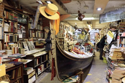 Ta księgarnia przechowuje książki w łodziach. Ma swój powód