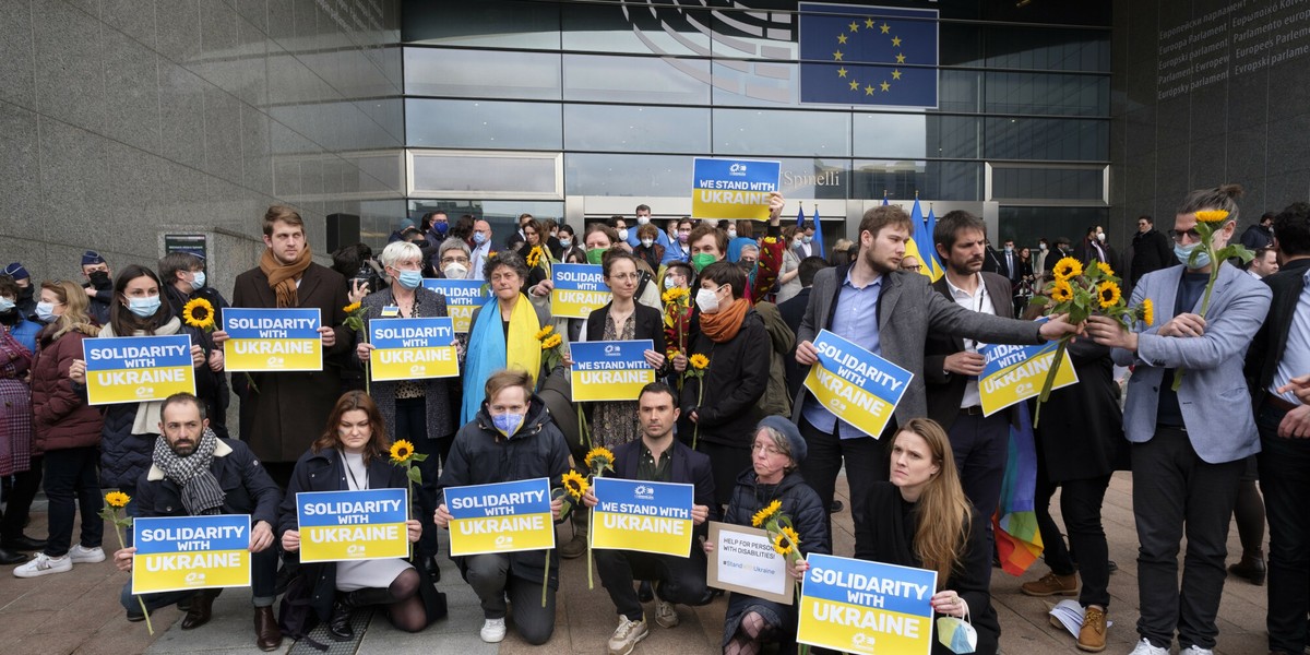 Europarlamentarzyści manifestują poparcie dla Ukrainy w Brukseli (zdjęcie ilustracyjne).