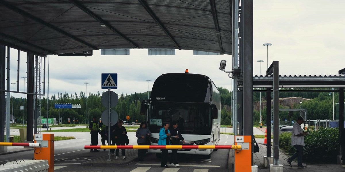 Autobus na przejściu fińsko-rosyjskim granicznym Nuijamaa. 28 lipca 2022 r.