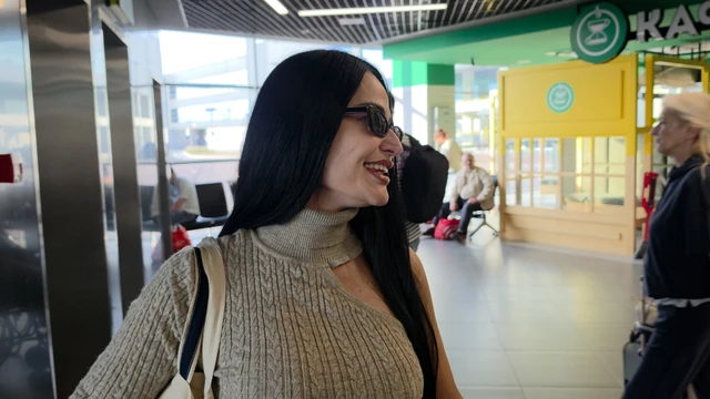Pevačica na aerodromu prošla pored kolege, njena reakcija šokirala prisutne