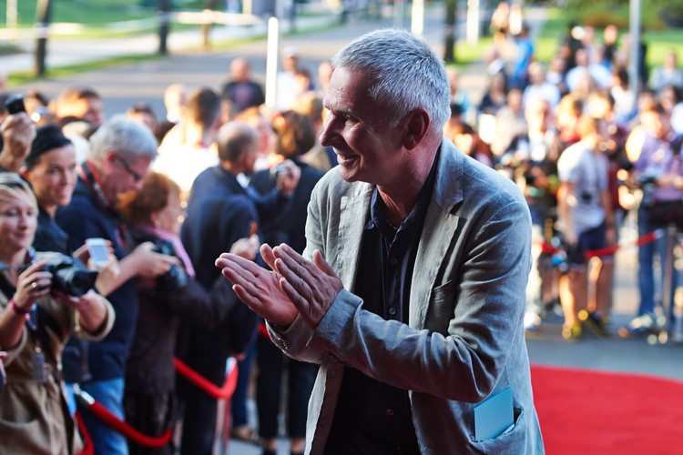 Satyryk i aktor Krzysztof Materna w drodze na galę otwierającą 39. Festiwal Filmowy w Teatrze Muzycznym w Gdyni